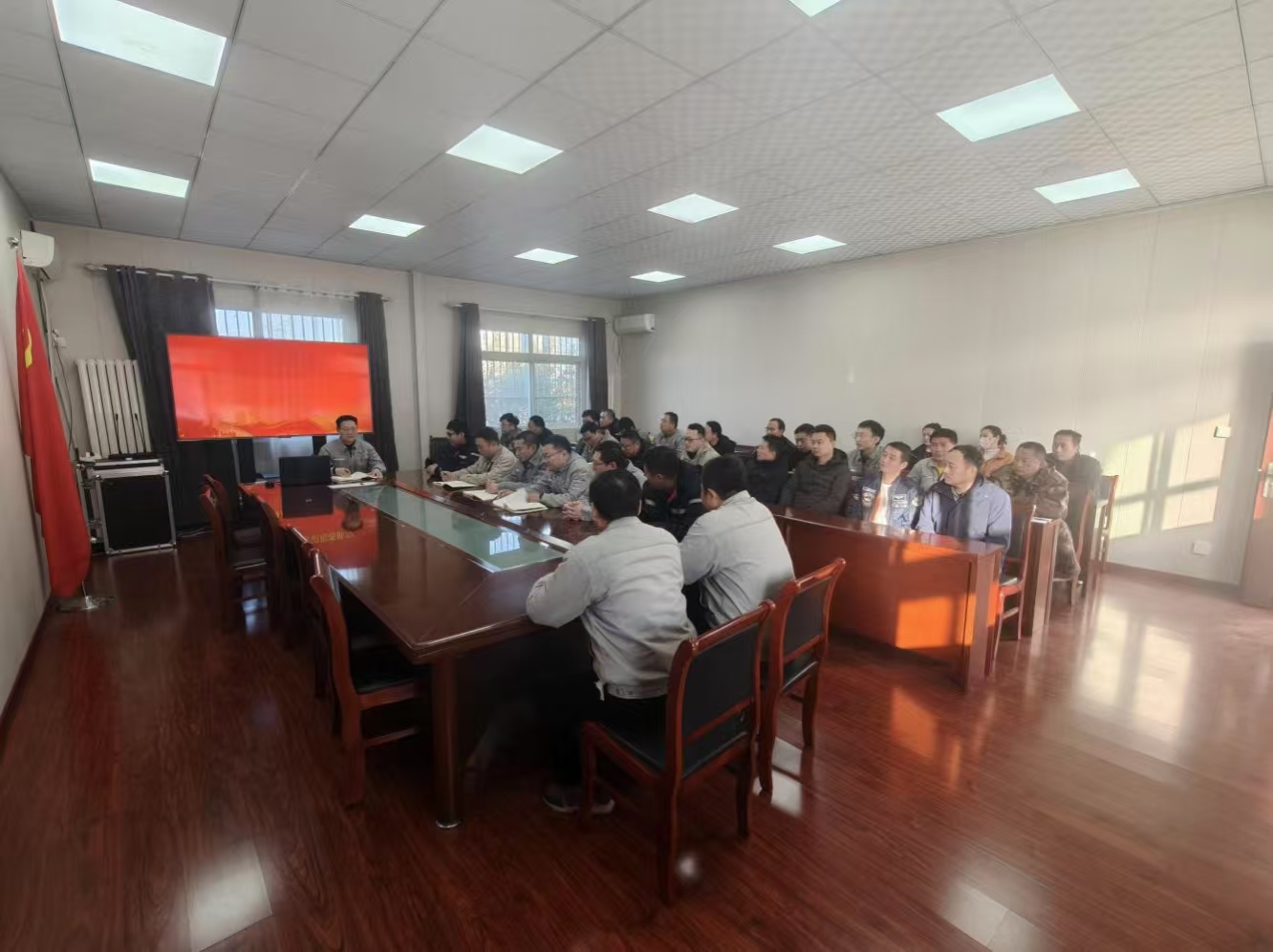 【理論宣講】鑫巖公司開展“做新時代合格黨員，為黨旗增光添彩”主題宣講活動